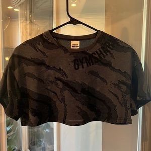 Cropped camo gymshark shirt